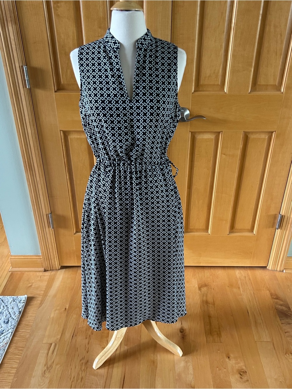 Jones Studio Black and White Printed Sleeveless adjustable waist Midi Dress